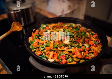 Crevettes au curry thaï cuites maison avec riz, pois de neige, poivron rouge et carottes.délicieux repas de pâte de curry de poulet,cuisine de i Banque D'Images