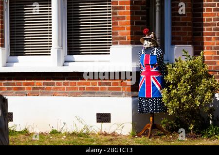 Union Jack tablier sur un message covid-19 « Stay at Home », Londres, Royaume-Uni Banque D'Images