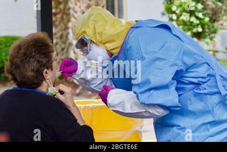 La CPS de l'Armée de la Garde nationale de Floride. Andrew Honecker, prend un échantillon d'écouvillon d'un professionnel de la santé dans un site de test mobile COVID-19, coronavirus, dans une maison de soins infirmiers le 20 avril 2020 à Jacksonville, en Floride. Banque D'Images