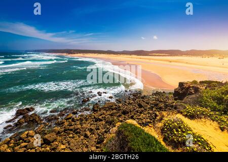 Praia da Bordeira beach près de Carrapateira, Portugal. Praia da Bordeira fait partie d'un célèbre région touristique de l'Algarve, au Portugal. Immense et magnifique wi Banque D'Images