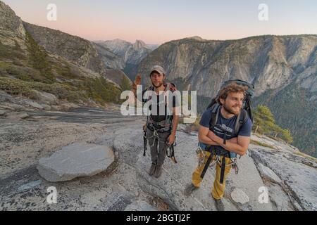 Deux randonneurs au sommet d'El Capitan dans la vallée de Yosemite au coucher du soleil Banque D'Images