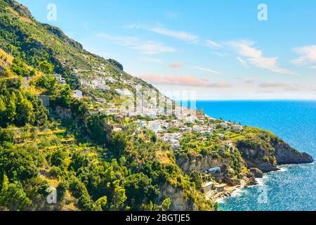 Une vue sur une colline de la ville de Praiano une route panoramique le long de la Côte Amalfitaine sur la Méditerranée Italienne Banque D'Images