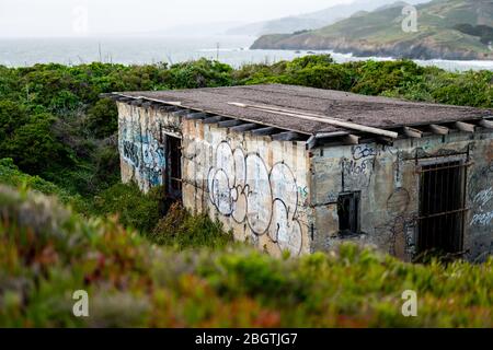 La structure du côté de l'océan abandonnée est surprise par la nature Banque D'Images