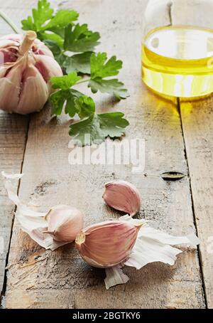 Toujours la vie des condiments de cuisson. Ail, persil et huile d'olive. Concept alimentaire méditerranéen. Banque D'Images