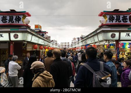 Le temple Sensoji, également connu sous le nom de temple Asakusa Kannon, est un temple bouddhiste situé à Asakusa, Tokyo, Japon. C'est l'un des temples les plus colorés et les plus populaires Banque D'Images