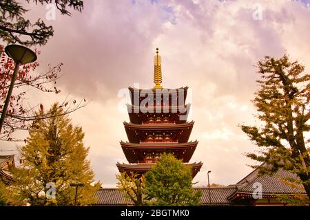 Le temple Sensoji, également connu sous le nom de temple Asakusa Kannon, est un temple bouddhiste situé à Asakusa, Tokyo, Japon. C'est l'un des temples les plus colorés et les plus populaires Banque D'Images