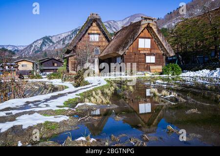 Le village de Shirakawa avait été classé au patrimoine mondial de l'UNESCO en 1995. La ferme conçue avec des toits en chaume raides ressemble aux mains de Buddhi Banque D'Images