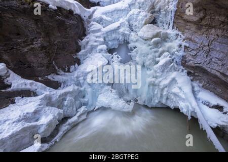 Chute d'eau gelée et paysage de feuilles de glace de Springtime Melting dans le canyon Johnston, le parc national Banff, les montagnes Rocheuses canadiennes Banque D'Images