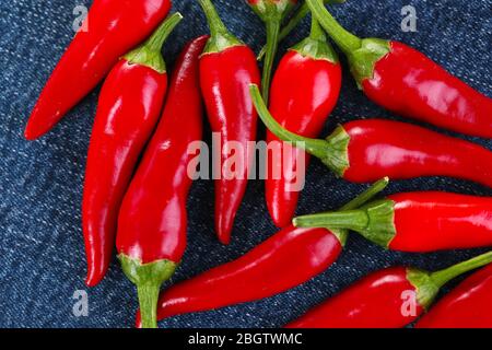 Piments rouges chauds sur fond de tissu couleur Banque D'Images