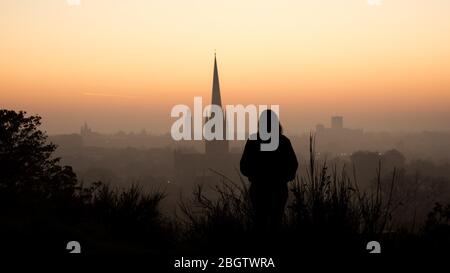 Coucher du soleil sur la ville avec silhouette de personne regardant - Norwich, novembre 2015 Banque D'Images