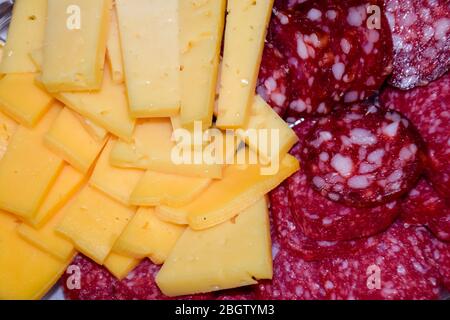 Saucisses et fromage sur une assiette. Table avec saucisses et fromages. Banque D'Images