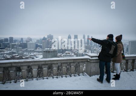 MONTRÉAL, CANADA - JANVIER 25 : deux personnes regardent la ville de Montréal sous la neige, Québec, Montréal, Canada le 25 janvier 2017 à Montréal, vers Banque D'Images