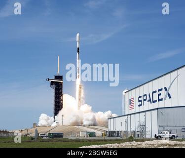 Kennedy Space Center, États-Unis. 22 avril 2020. Une fusée SpaceX Falcon 9 monte à 15 h 30 du complexe 39 A au Kennedy Space Center, en Floride, le mercredi 22 avril 2020. SpaceX lance son septième lot de 60 satellites pour son programme Starlink qui, une fois opérationnel, offrira une connectivité mondiale à des fins personnelles et commerciales. Photo de Joe Marino/UPI crédit: UPI/Alay Live News Banque D'Images