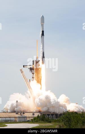 Kennedy Space Center, États-Unis. 22 avril 2020. Une fusée SpaceX Falcon 9 monte à 15 h 30 du complexe 39 A au Kennedy Space Center, en Floride, le mercredi 22 avril 2020. SpaceX lance son septième lot de 60 satellites pour son programme Starlink qui, une fois opérationnel, offrira une connectivité mondiale à des fins personnelles et commerciales. Photo de Joe Marino/UPI crédit: UPI/Alay Live News Banque D'Images