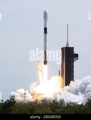 Kennedy Space Center, États-Unis. 22 avril 2020. Une fusée SpaceX Falcon 9 monte à 15 h 30 du complexe 39 A au Kennedy Space Center, en Floride, le mercredi 22 avril 2020. SpaceX lance son septième lot de 60 satellites pour son programme Starlink qui, une fois opérationnel, offrira une connectivité mondiale à des fins personnelles et commerciales. Photo de Joe Marino/UPI crédit: UPI/Alay Live News Banque D'Images