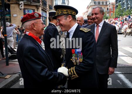 TOULOUSE, FRANCE - JUILLET 14 : un officier supérieur parlant avec un béret rouge a pris sa retraite lors du défilé des parachutistes français et des forces de police pendant la celebi Banque D'Images