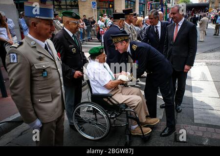 TOULOUSE, FRANCE - JUILLET 14 : un officier supérieur parlant avec un béret vert a pris sa retraite lors du défilé des parachutistes français et des forces de police pendant le cel Banque D'Images