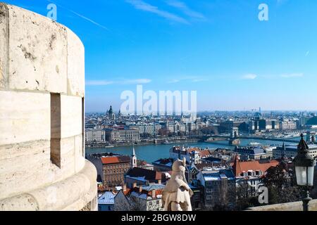 Vue aérienne du centre de Budapest, en Hongrie, avec le Danube, la basilique Saint-Étienne et le célèbre pont de la chaîne, vu du bastion des pêcheurs. Banque D'Images