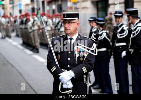 TOULOUSE, FRANCE - 14 JUILLET : défilé d'officiers de gendarmerie lors de la célébration du 14 juillet, le jour de la bastille, rue Languedoc, Occitanie, Toulo Banque D'Images