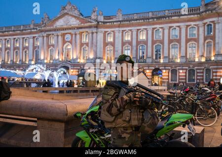 TOULOUSE, FRANCE - NOVEMBRE 27 : des soldats français patrouillent dans la ville lors d'une mission de sécurité pour l'opération sentinelle, Occitanie, Toulouse, France Banque D'Images