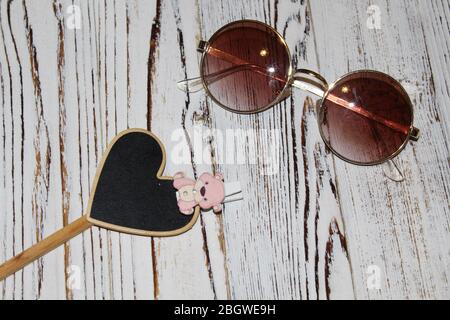 Lunettes de soleil élégantes sur une table en bois blanc en merde Banque D'Images