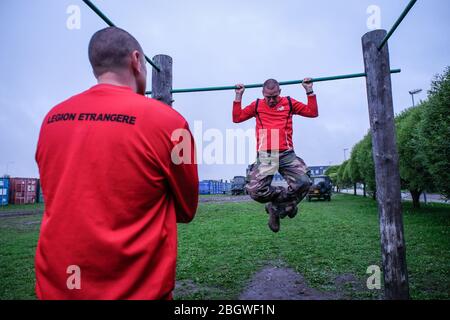 TAPA, ESTONIE - AOÛT 25: Les soldats français ont un peu de repos dans la base militaire de Tapa après les exercices, Viru, Tapa, Estonie le 25 août 2017 à Tapa, eston Banque D'Images