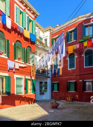 Blanchisserie hanging out de maisons typiques de l'île de Burano, Venise, Italie. Les bâtiments multicolores et de séchage de blanchisserie dans la rue à Venise, Burano, Itali Banque D'Images