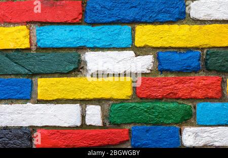 Burano, Venise, Italie. Mur de brique extérieur peint aux couleurs de l'arc en ciel. Burano village est célèbre pour ses maisons colorées qui sont v Banque D'Images