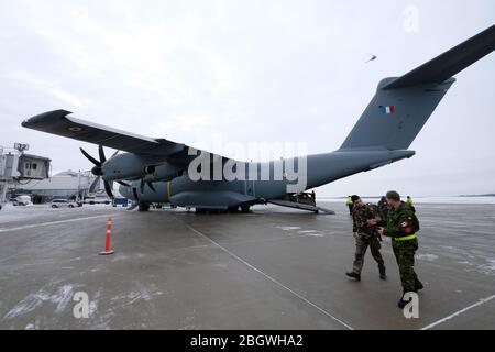 SAGUENAY, CANADA - 10 JANVIER : l'A400M arrive sur le tarmac de l'aéroport, Québec, Québec, Canada le 10 janvier 2017 à Saguenay, Banque D'Images