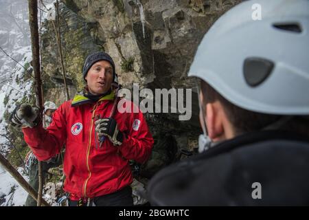 CHAMONIX, FRANCE - JANVIER 29 : un homme de la Force terrestre parlant lors d'un exercice de traversée en montagne avec le GMHM (High Mountain Military Gro Banque D'Images