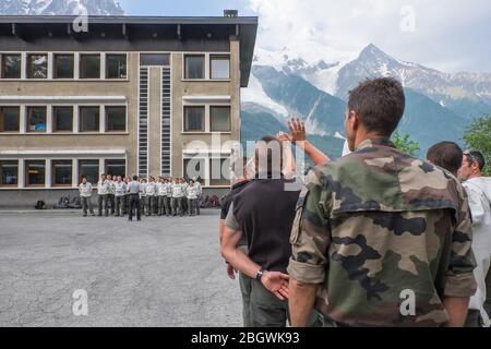 CHAMONIX, FRANCE - JUILLET 03 : des soldats se tiennent devant l'école militaire de haute montagne pour former les futurs chasseurs alpins, Auvergne-Rhône-Alpes, Banque D'Images