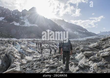 CHAMONIX, FRANCE - JUILLET 03 : des soldats marchant pendant un exercice de randonnée avec l'école militaire de haute montagne formant les futurs chasseurs alpins, Auve Banque D'Images