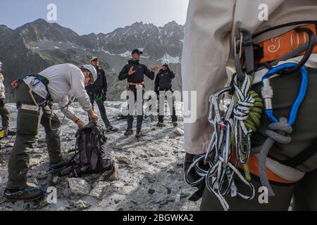 CHAMONIX, FRANCE - JUILLET 03 : des soldats avec des mousquetons marchant pendant un exercice de randonnée avec l'école militaire de haute montagne formant le futur alpi Banque D'Images