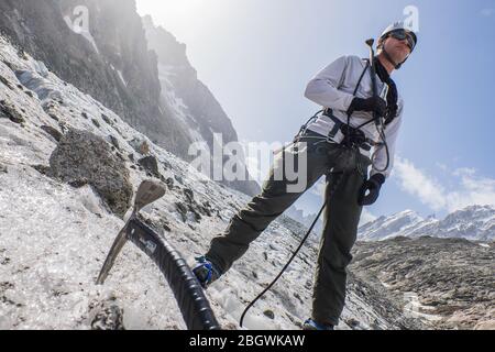 CHAMONIX, FRANCE - JUILLET 03 : un soldat avec la glace ars marchant pendant un exercice de randonnée avec l'école militaire de haute montagne formant le futur alpin Banque D'Images