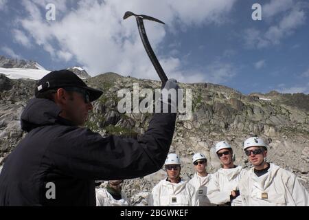 CHAMONIX, FRANCE - JUILLET 03 : les soldats écoutent leur supérieur avec une hache de glace lors d'un exercice de randonnée avec le train de l'école militaire de haute montagne Banque D'Images