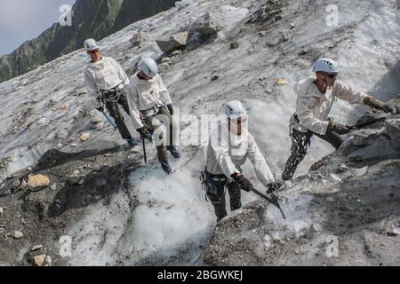 CHAMONIX, FRANCE - JUILLET 03 : soldats avec des axes de glace lors d'un exercice de randonnée avec l'école militaire de haute montagne formant les futurs chasseurs alpins, Banque D'Images