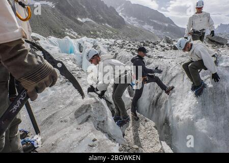 CHAMONIX, FRANCE - JUILLET 03 : soldats avec des axes de glace lors d'un exercice de randonnée avec l'école militaire de haute montagne formant les futurs chasseurs alpins, Banque D'Images