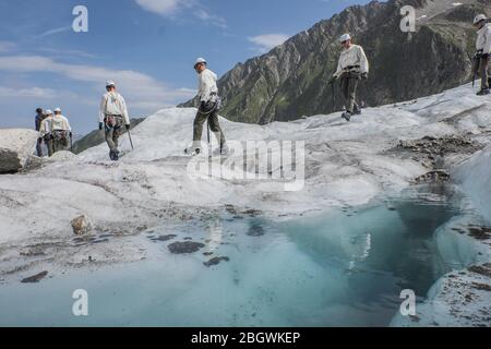 CHAMONIX, FRANCE - JUILLET 03 : soldats avec des axes de glace lors d'un exercice de randonnée avec l'école militaire de haute montagne formant les futurs chasseurs alpins, Banque D'Images