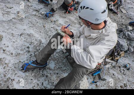 CHAMONIX, FRANCE - JUILLET 03 : un soldat écrit sur son carnet lors d'un exercice de randonnée avec l'école militaire de haute montagne formant le futur alp Banque D'Images