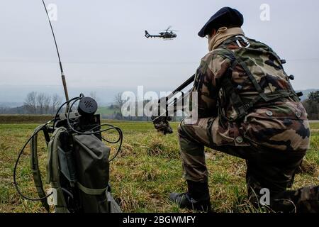 ANNECY, FRANCE - FÉVRIER 24 : soldats français du 27e Régiment de chasseurs alpins avec un hélicoptère terrestre qui s'entraîne pendant un exercice Banque D'Images