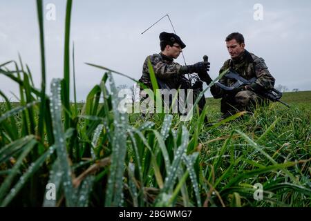 ANNECY, FRANCE - FÉVRIER 24 : soldats français du 27e Régiment de chasseurs alpins effectuant un entraînement pendant un exercice afin d'aller à Tchad et au Mali Banque D'Images