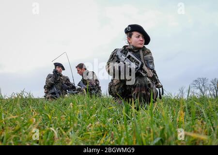 ANNECY, FRANCE - FÉVRIER 24 : soldats français du 27e Régiment de chasseurs alpins effectuant un entraînement pendant un exercice afin d'aller à Tchad et au Mali Banque D'Images