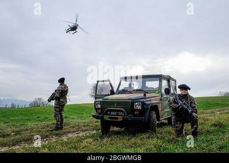 ANNECY, FRANCE - FÉVRIER 24 : soldats français du 27e Régiment de chasseurs alpins avec un hélicoptère de la force terrestre qui effectue un entraînement pendant un exerc Banque D'Images