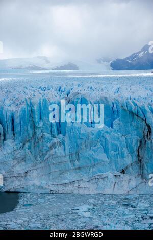 Une vue sur le lac et le glacier Perito Moreno Parc national Los Glaciares. La Patagonie argentine à l'automne. Banque D'Images