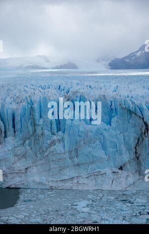 Une vue sur le lac et le glacier Perito Moreno Parc national Los Glaciares. La Patagonie argentine à l'automne. Banque D'Images