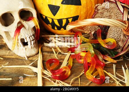 Citrouille et bonbons Halloween dans le panier sur fond de table en bois Banque D'Images