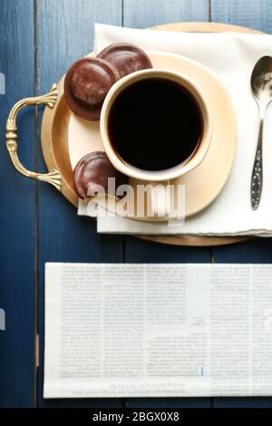 Tasse de café avec de délicieux cookies sur fond en bois couleur Banque D'Images