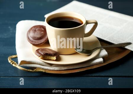 Tasse de café avec de délicieux cookies sur fond en bois couleur Banque D'Images