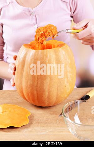 Perte d'entreprises de préparer la citrouille lanterne halloween Banque D'Images