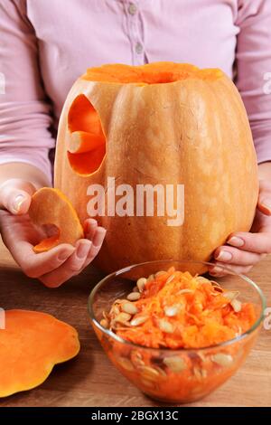 Perte d'entreprises de préparer la citrouille lanterne halloween Banque D'Images